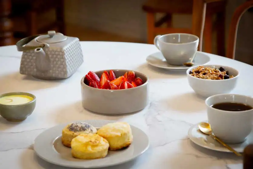 Disfrutá del exclusivo desayuno buffet que Casa Lahusen te ofrece